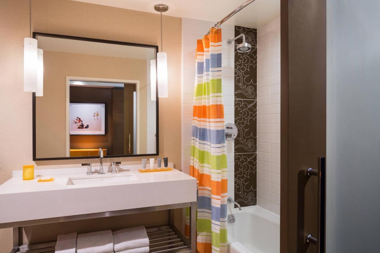 Deluxe Queen Room with Two Queen Beds, City View and Adapted Tub - Mobility Accessible